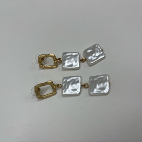 NWOT BRUSHED GOLD PEARL SQUARE DANGLE STATEMENT FASHION EARRINGS - Picture 13 of 16